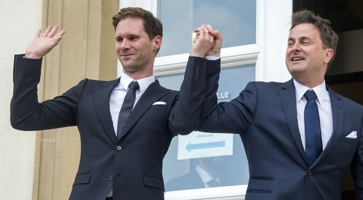 Luksemburgi peaminister Xavier Bettel (paremal) käsikäes partneri Gauthier Destenay'ga.