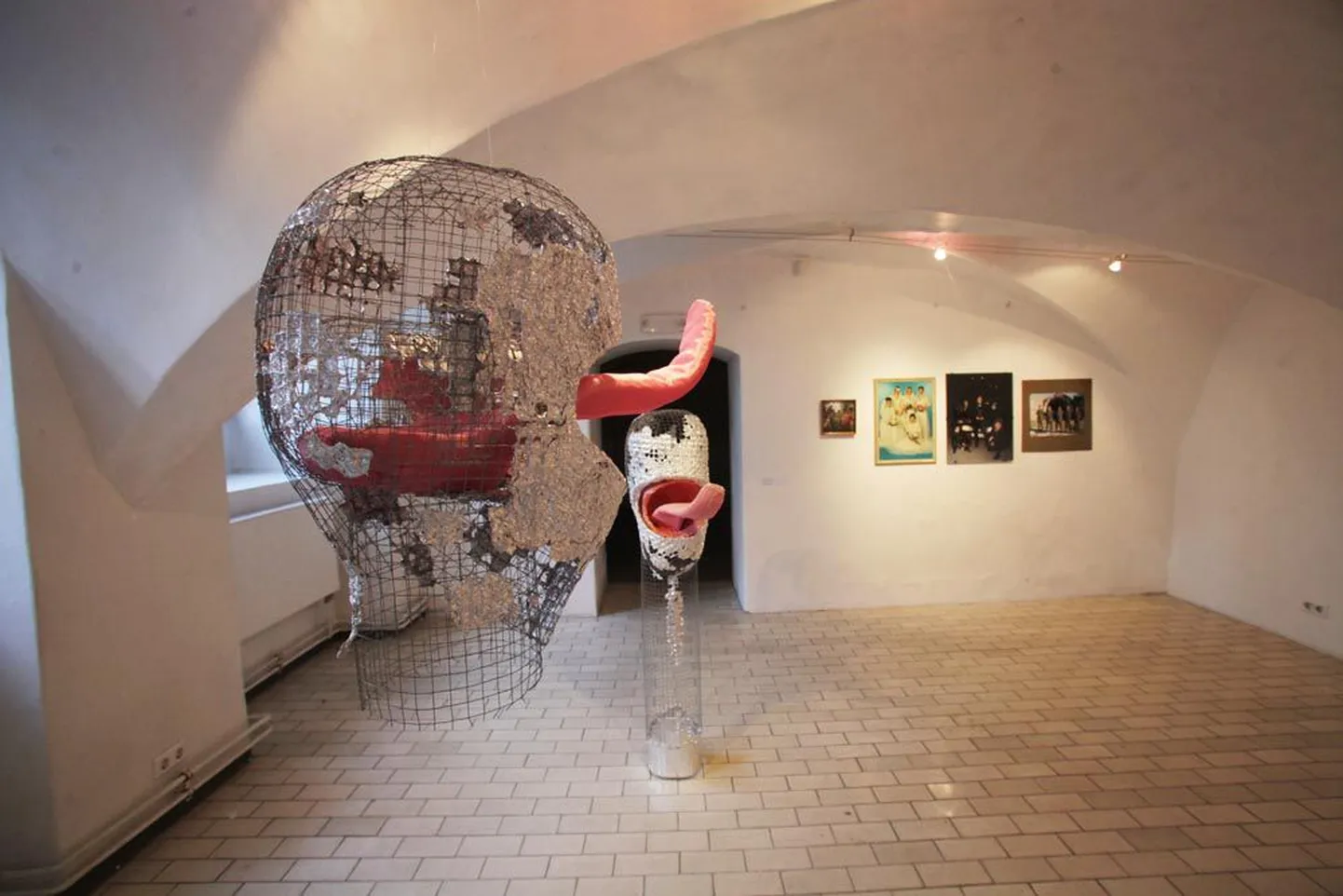Feministlik kunst: esiplaanil Anu Põdra installatsioon «Limpsijad», tagaplaanil F.F.F.Fi «F-failid».