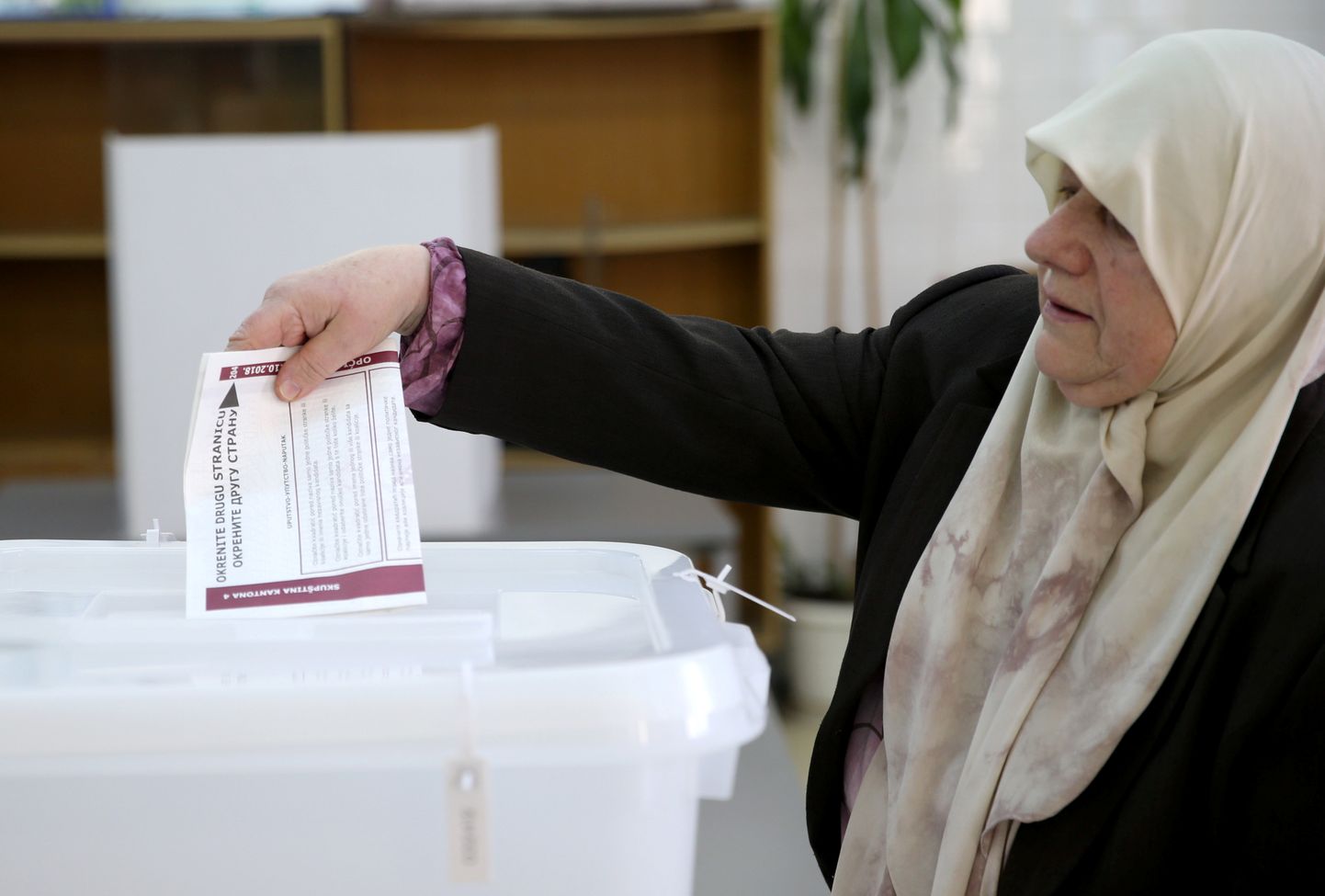 Eakas naine hääletamas täna Babinos Zenica lähedal Bosnia ja Hertsegoviina keskosas.