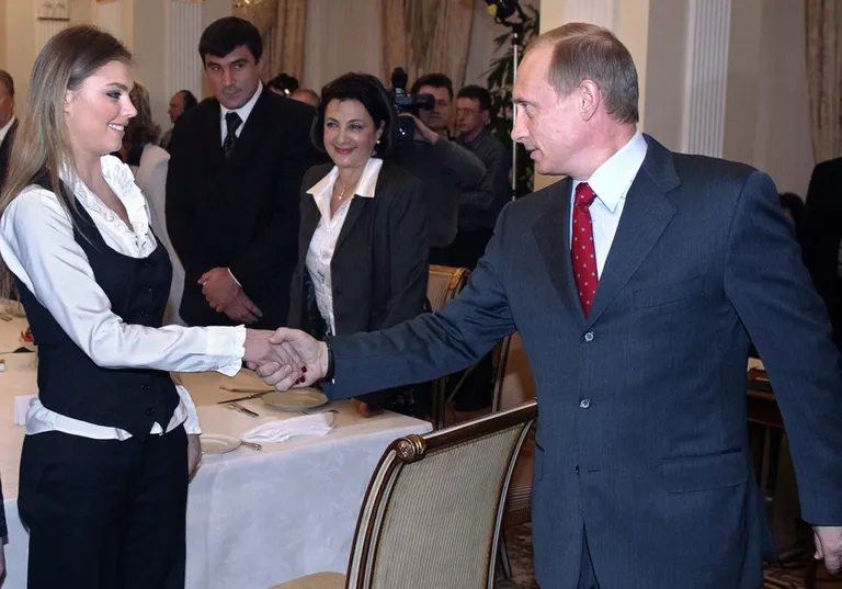 Aļina Kabajeva un Vladimirs Putins. 2004. gada foto.