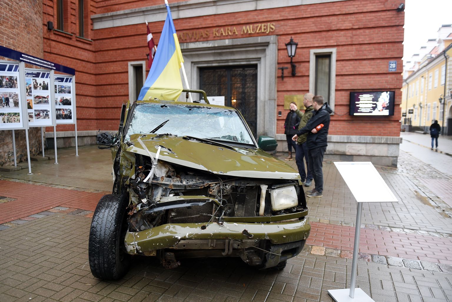 Pie Latvijas Kara muzeja apskatāms viens no akcijā  "Twitter konvojs" ziedotajiem apvidus auto "Orļiks", ko Ukrainas bruņoto spēku karavīri izmantojuši, lai uzvarētu kaujas pret Krievijas okupācijas spēkiem.