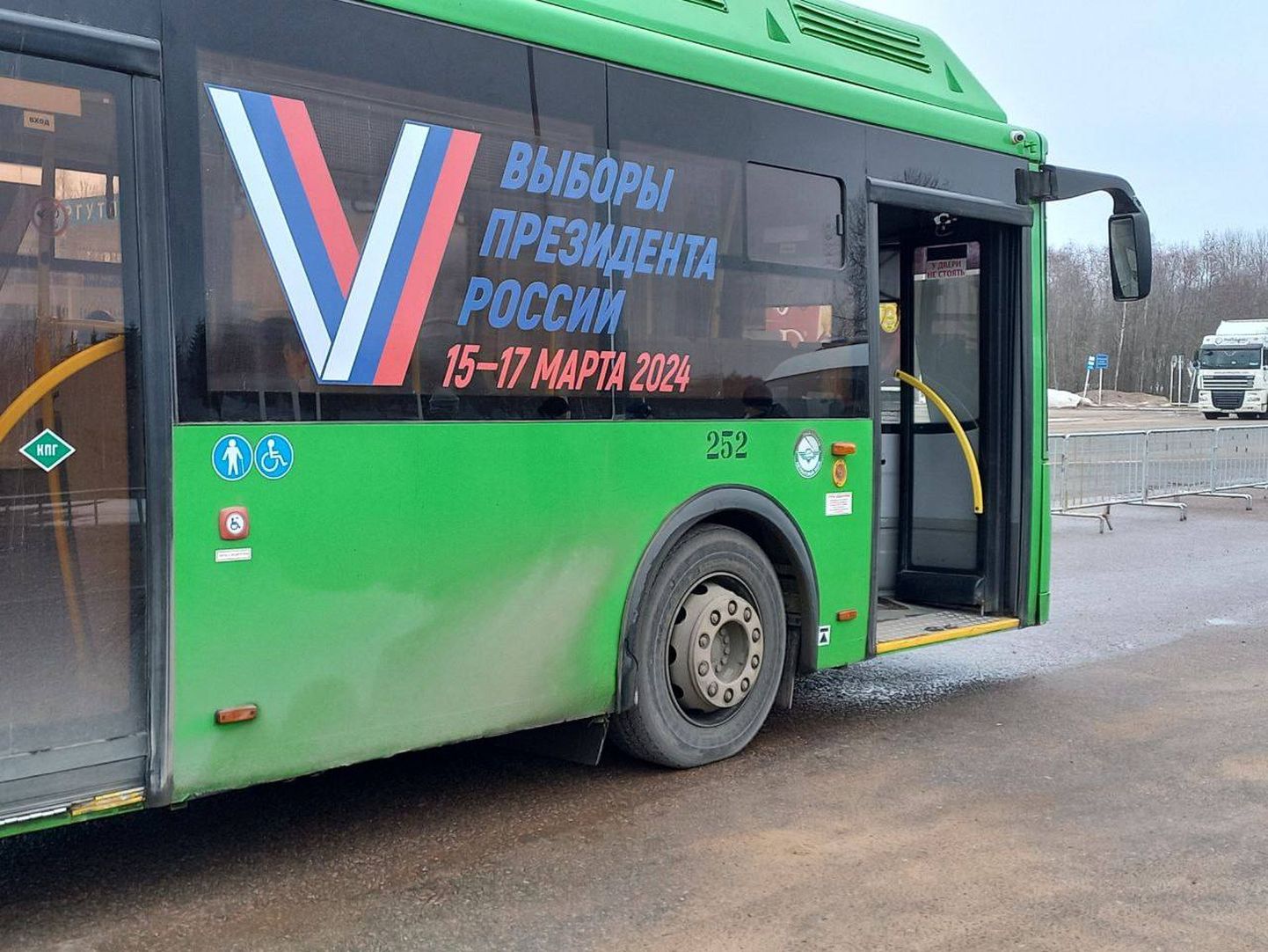 Пустой автобус для голосования на границе Псковской области.