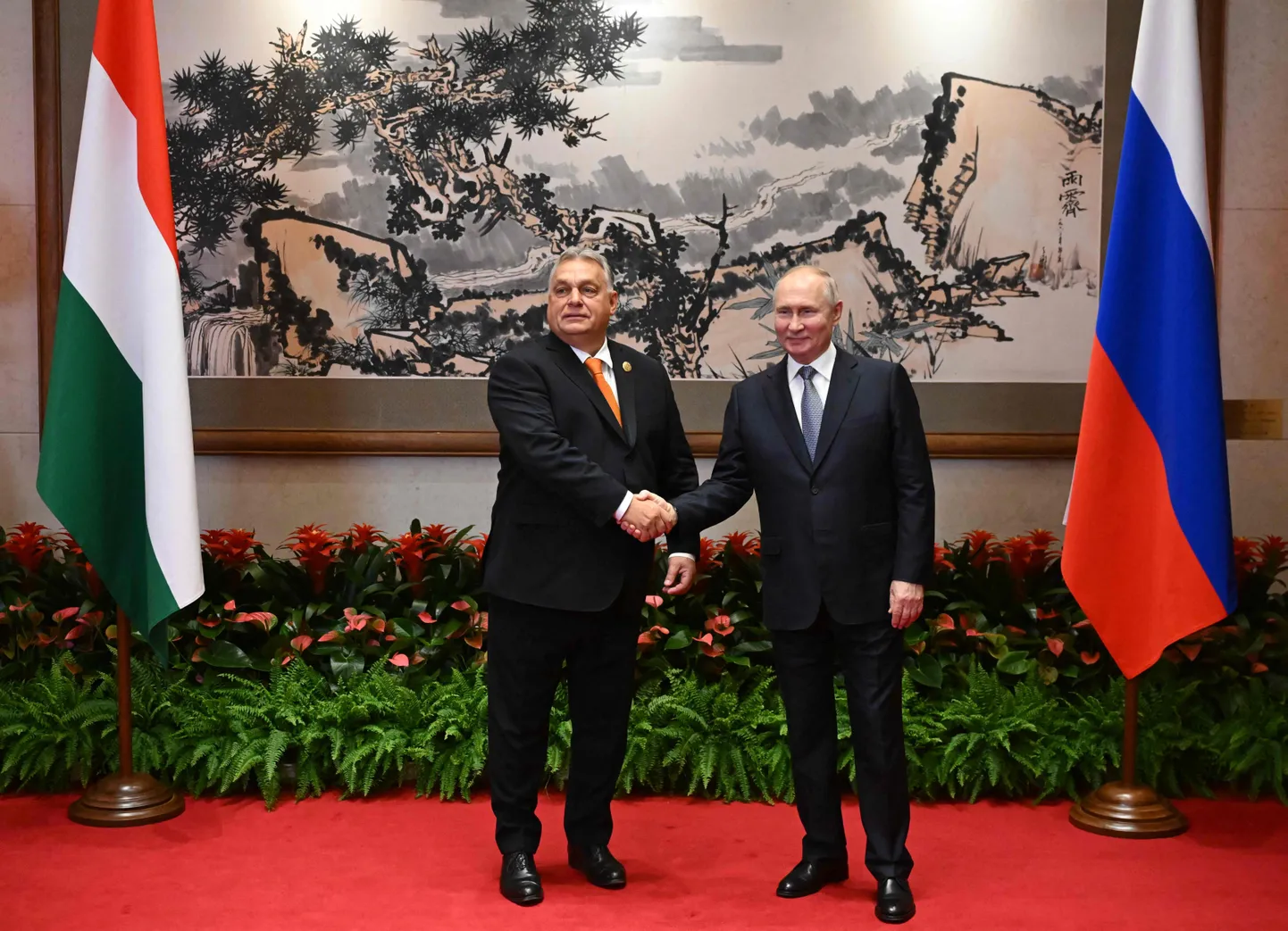 Ungari peaminister Viktor Orbán ja Venemaa juht Vladimir Putin suruvad kätt. 17. oktoober 2023.