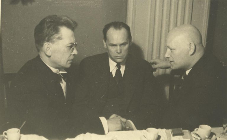 Fridebert Tuglas (vasakult), Henrik Visnapuu ja August Gailit. FOTO: Kirjandusmuuseum