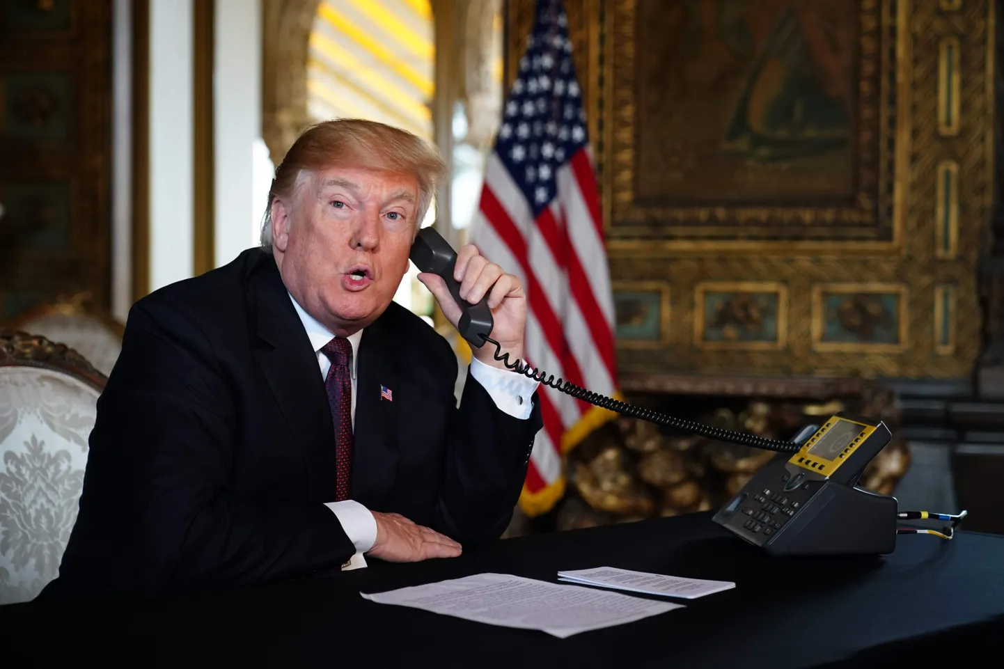 Donald Trump suhtleb Mar-a-Lago residentsist sõjaväelastega.