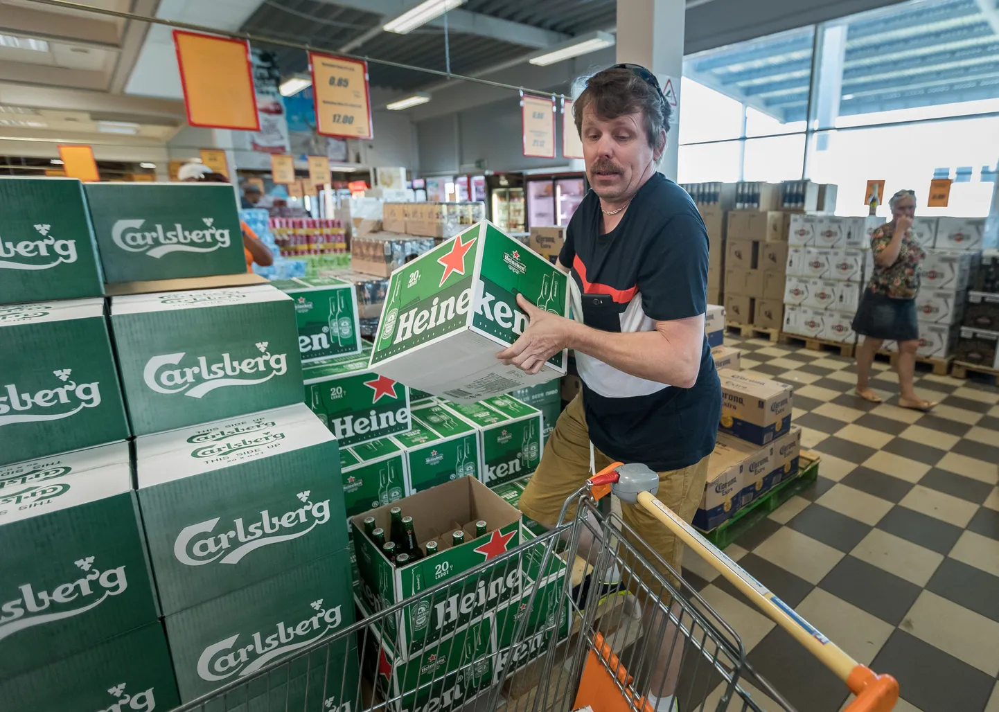 Alko1000 kauplustest ostetakse alkoholi kastide kaupa.