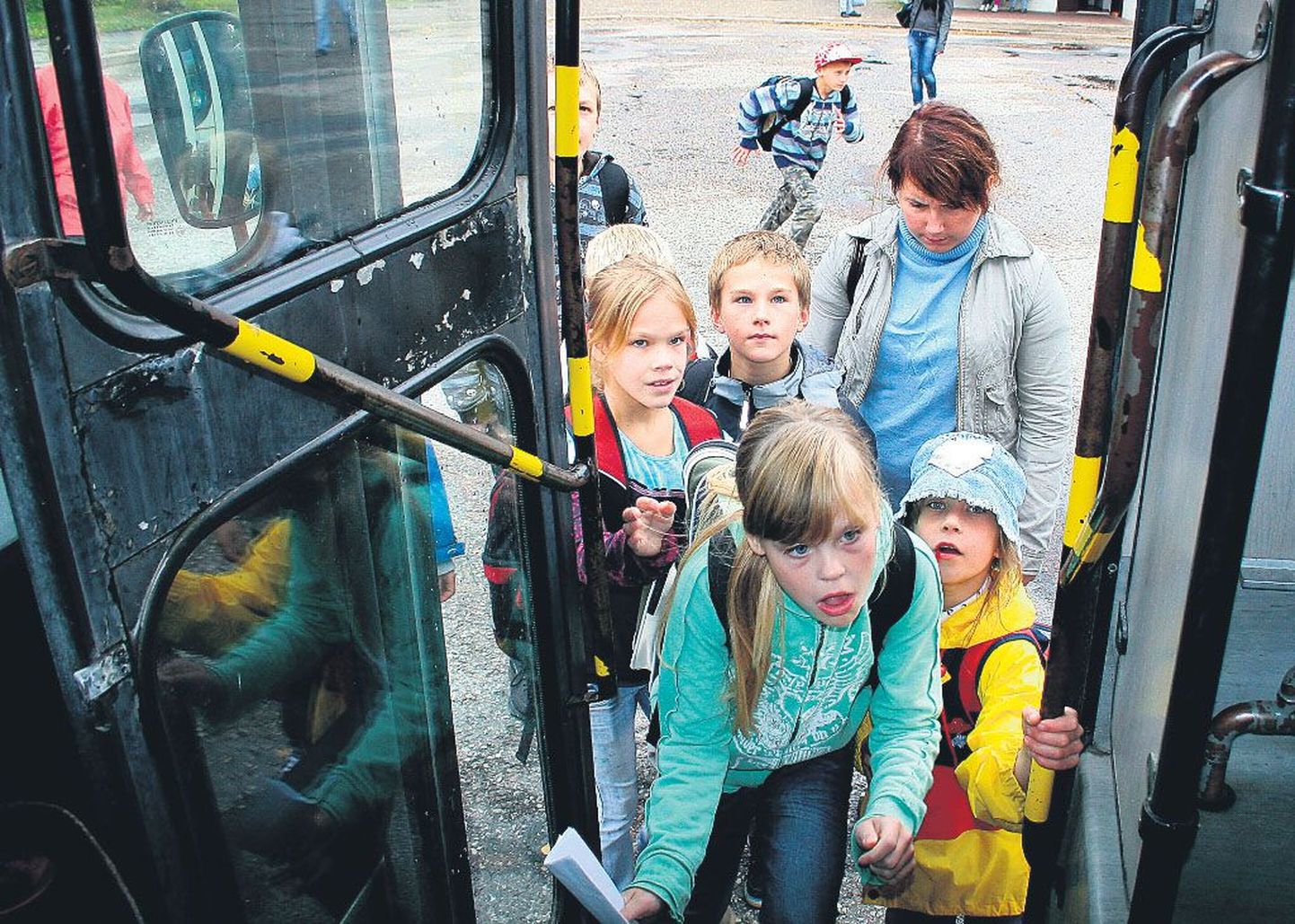 Kilingi-Nõmme gümnaasiumis on tunnid läbi ja õhtusele Saarde valla bussile jooksevad lapsed bussijaama ooteplatsil koduteele asudes tormi.