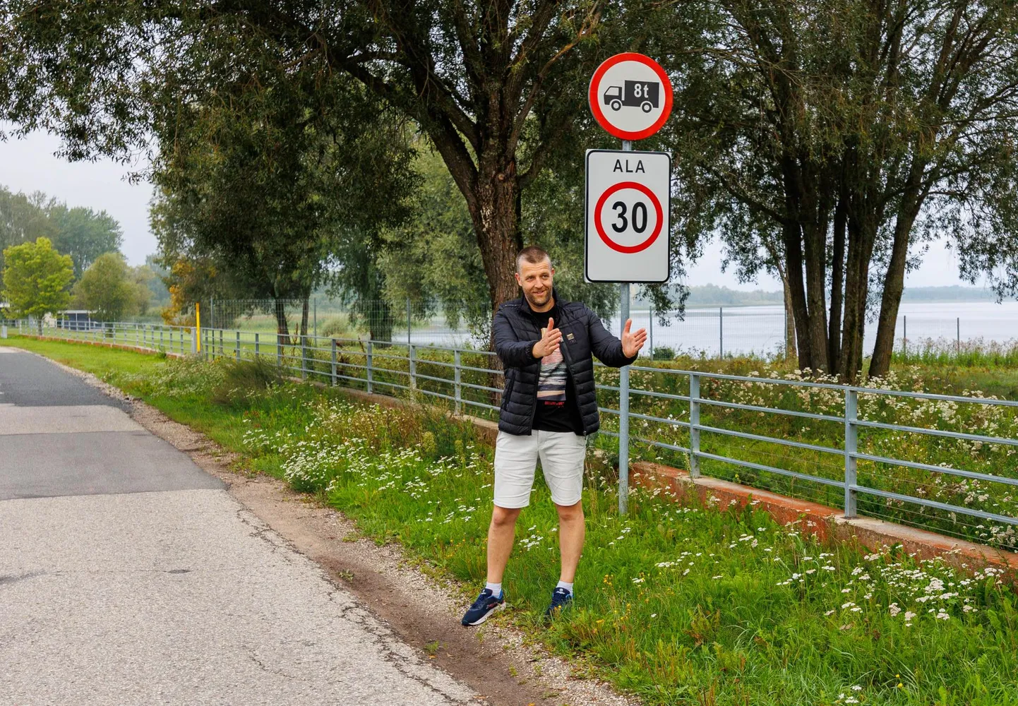 Võru abivallavanem Juris Juhansoo seisab tulevase kergliiklustee
asukohas Võlsi teel.