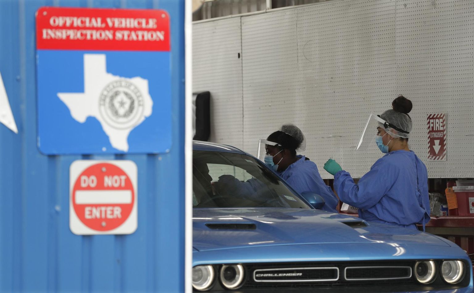 Texase osariigis San Antonios võetakse Covid-19 analüüse muuhulgas ka selleks otstarbeks ümber kohandatud autode tehnilise ülevaatuse jaamas. Kohalikud ametnikud hoiatasid juba läinud nädalal, et osariigi haiglad tegutsevad võimete piiril. 