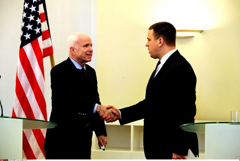 В 2016 году сенатор Джон Маккейн встретился в Таллинне с Юри Ратасом.