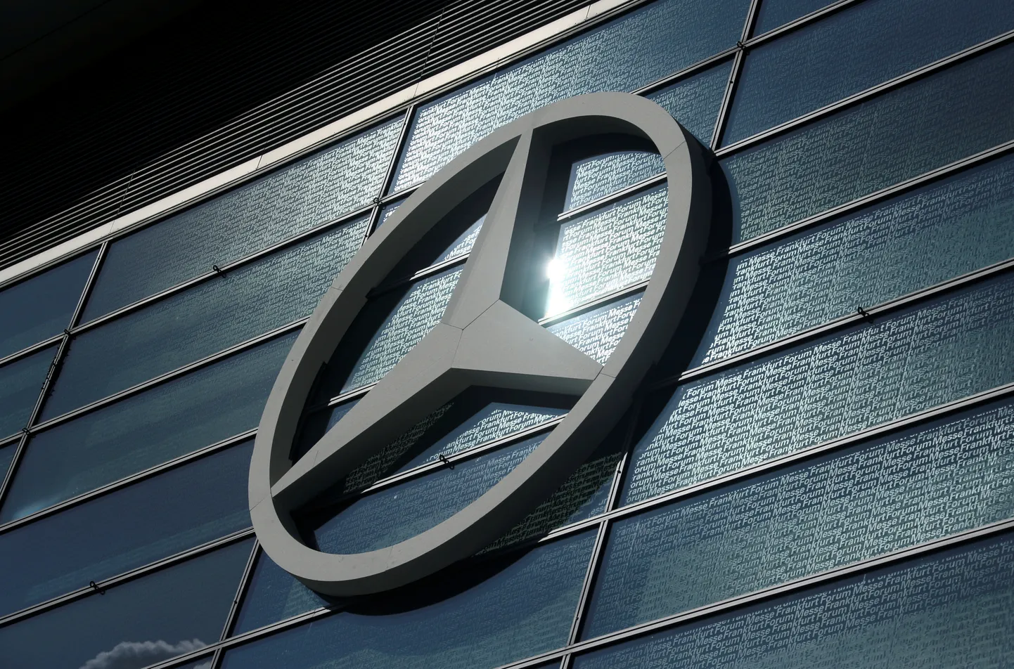 Логотип Mercedes-Benz.