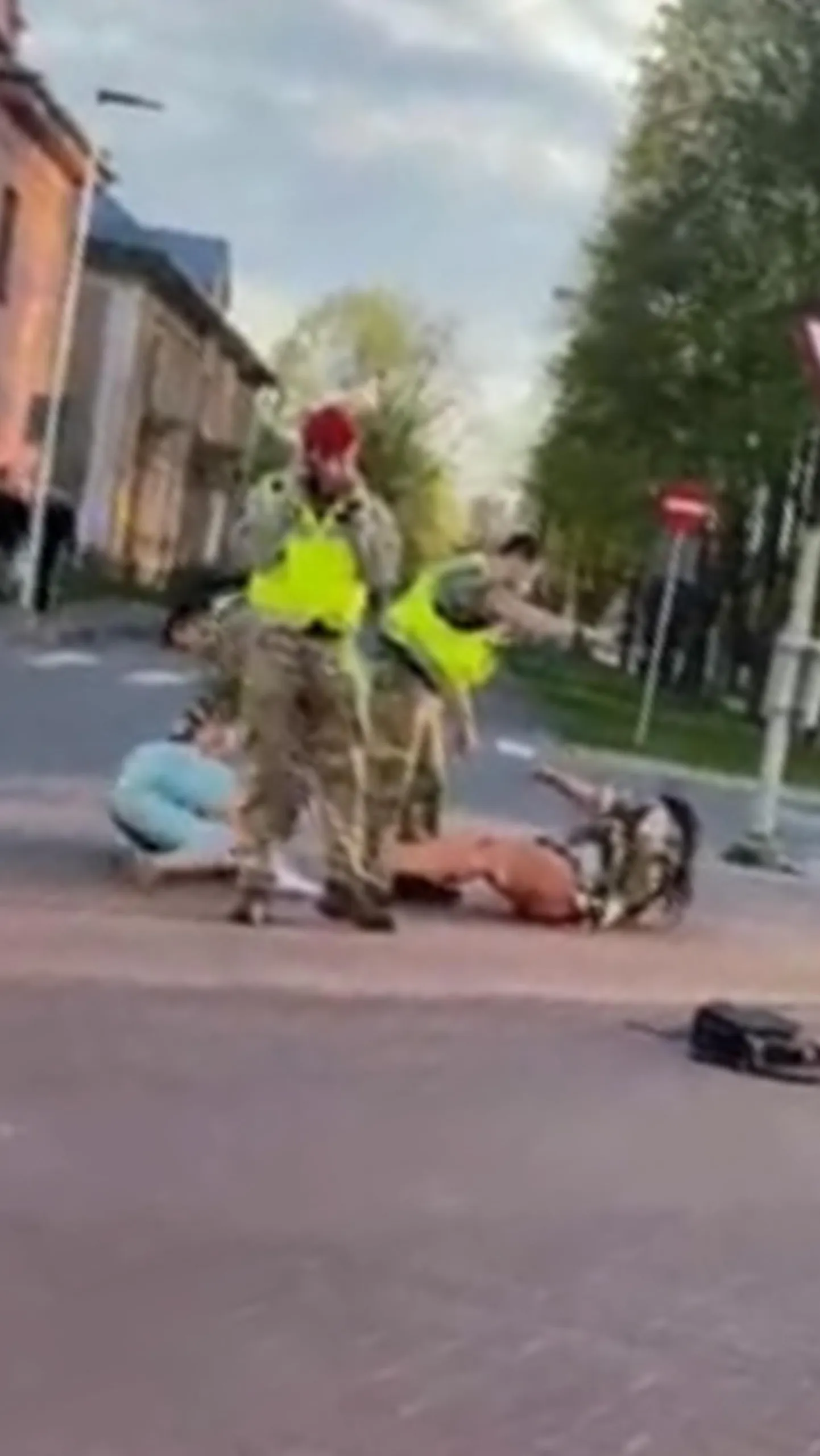 Briti militaarpolitseinikud on tsiviilelaniku maha surunud.