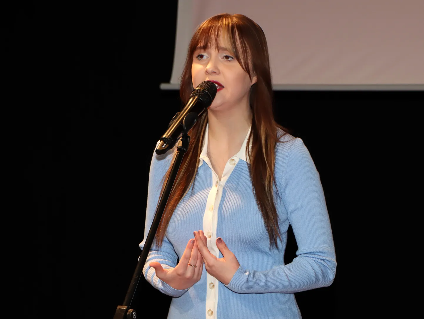 Alika Milova laulmas Eesti hümni sel teisipäeval Jõhvi kontserdimajas päästeteenistuse tunnustusüritusel.