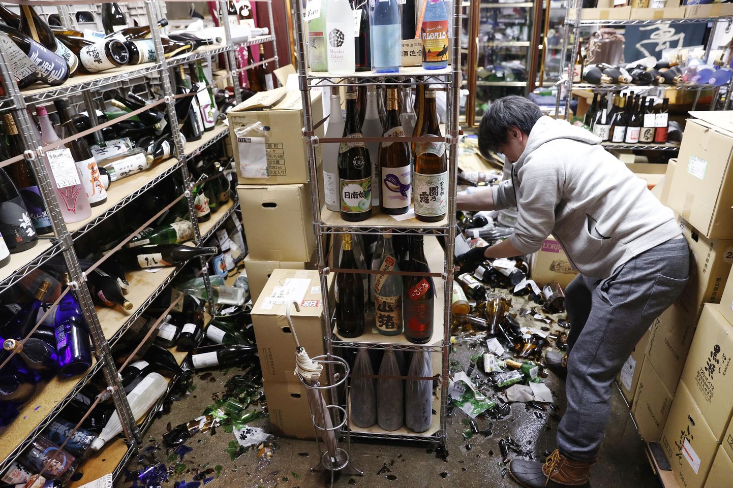 Землетрясение не пощадило алкогольный магазин, Япония, 13 февраля 2021
