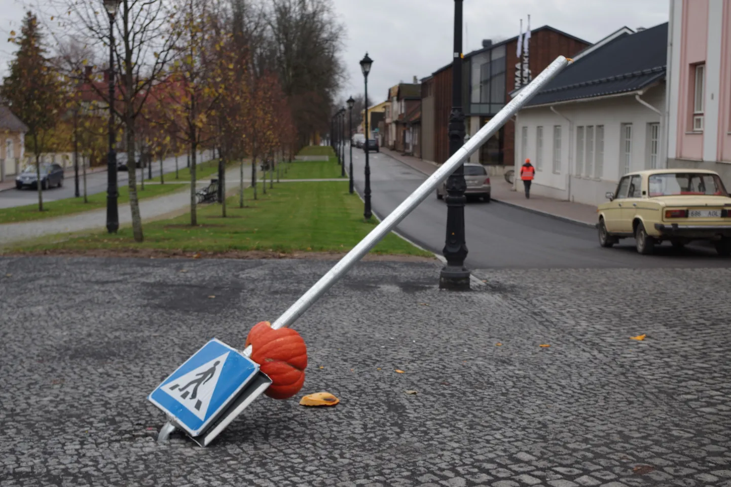 Kõveraks sõidetud liiklusmärk Võrus.