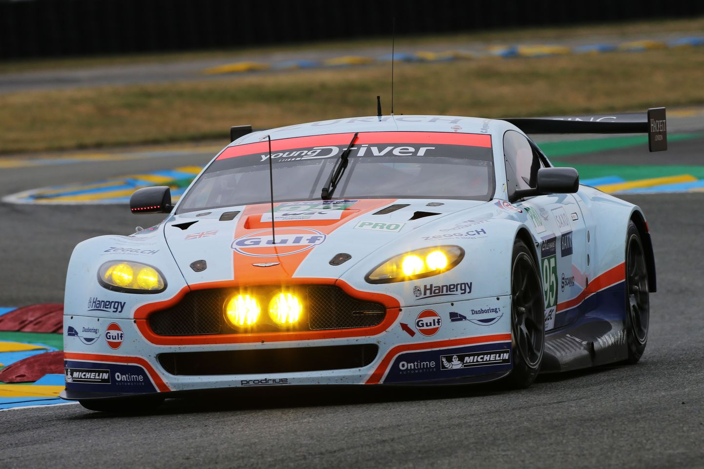 Aston Martini tiimid on aastaid osalenud edukalt pikamaasõitudel. Fotol Christoffer Nygaardi, Marco Sörenseni ja Nicki Thiimi auto tänavusel Le Mansi võidusõidul.