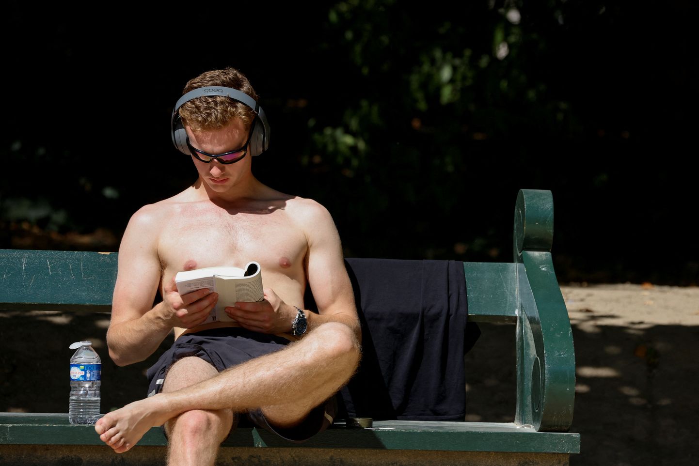 Mees kuumalaine ajal raamatut lugemas. Brüssel.