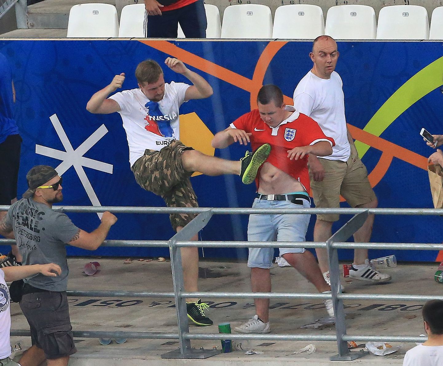 Marseille' staadionil on kired lõkkel - Venemaa toetaja lööb jalaga kõhtu Inglismaa fännile.