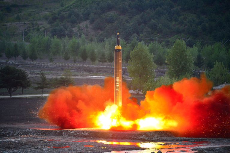 Põhja-Korea raketti katsetamas.