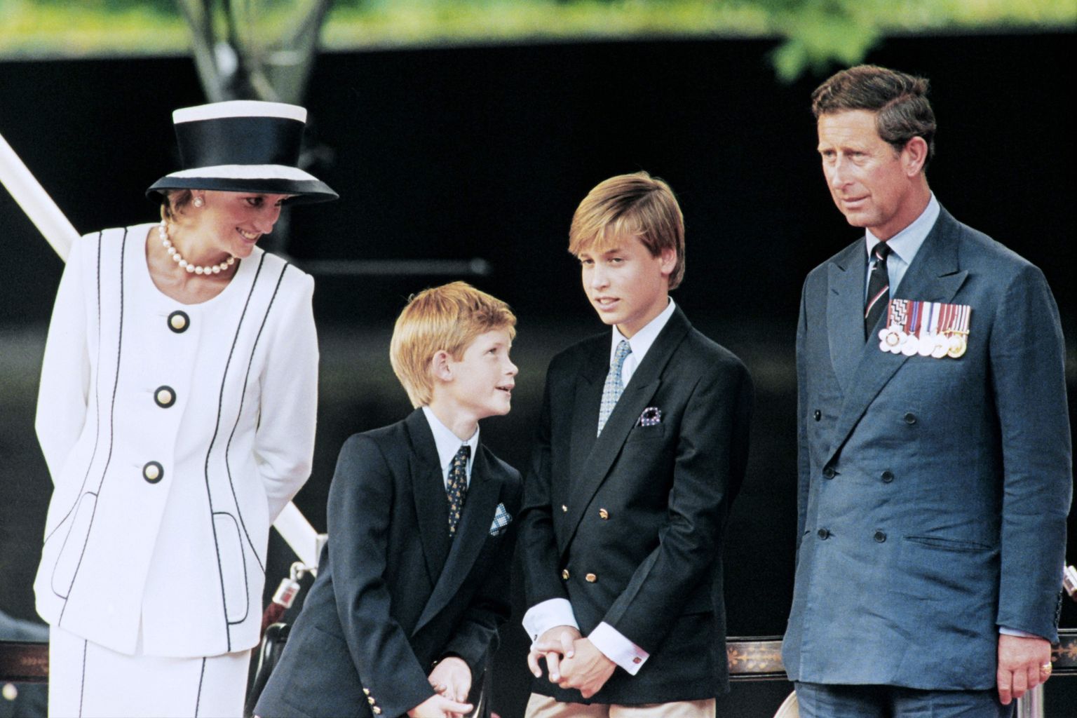 Brāļi bērnībā ar vecākiem. Foto no 1995. gada 19. augusta. No labās - princis Čārlzs, princis Viljams un princis Harijs, princese Diāna.