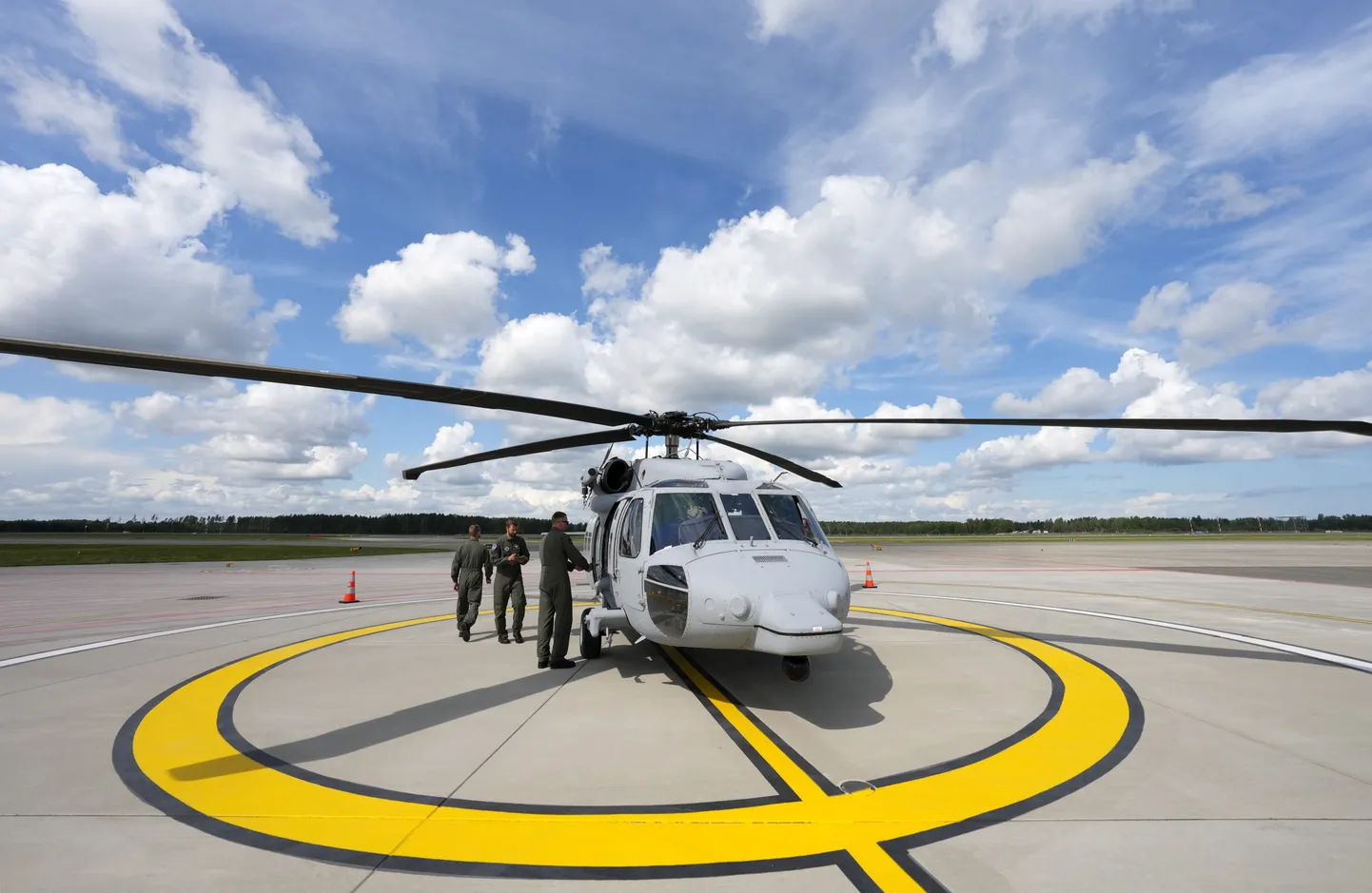 "Black Hawk" helikopters starptautiskās lidostas "Rīga" jaunatklātajā heliportā (helikoptera nosēšanās laukumā).