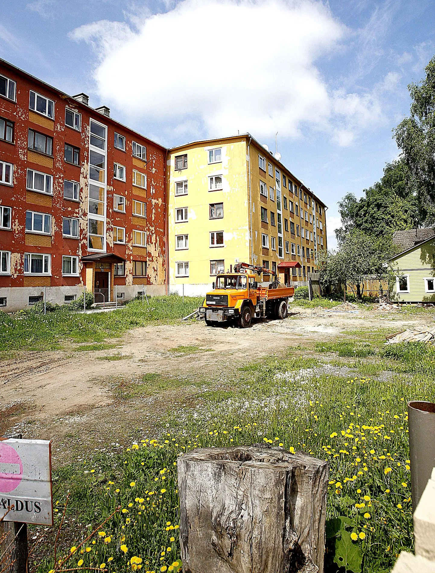 Tarastatud krunti tahaksid kortermajas elavad naabrid kasutada parklana, kuid krundiomanik soovib ehitada elamut, mis naabrite meelest halvendab alumistes korterites valgusolusid.