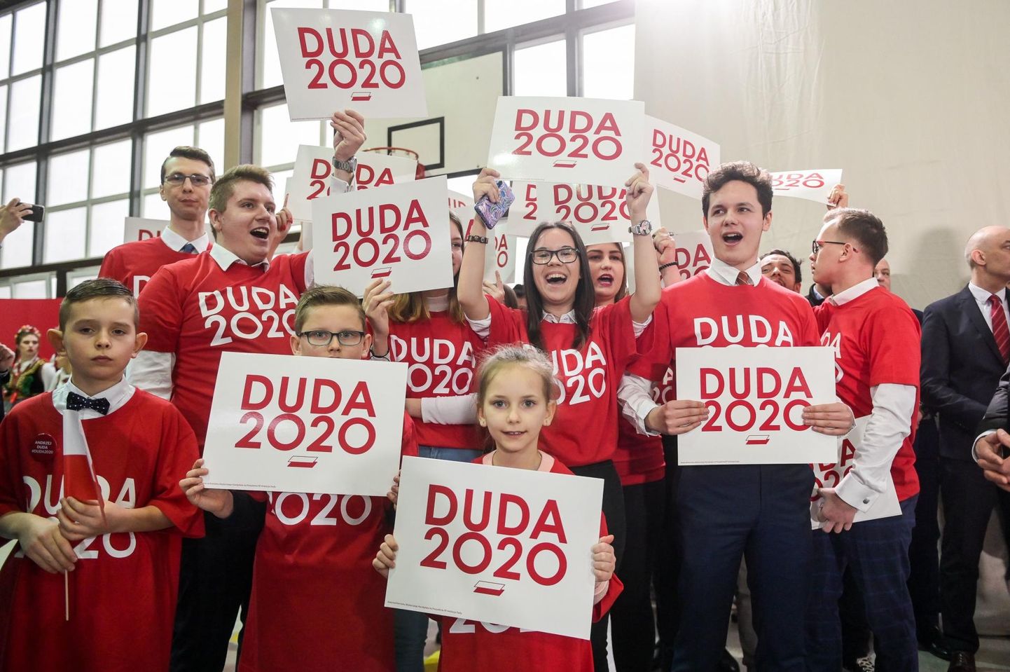 Koroonaviiruse pandeemia tõttu pole Poolas presidendivalimiste eel saanud juba tükk aega kampaaniaüritusi korraldada. Märtsi alguses käis president Andrzej Duda oma noorte toetajate rõõmuks siiski riigi lõunaosas Nysas.