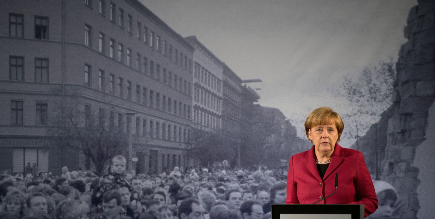 Saksa kantsler Angela Merkel pidas Berliini müüri langemise 25 aastapäeva näituse avamisel kõne. Tema selja taga paistab hiigelsuur reproduktsioon novembrist 1989.