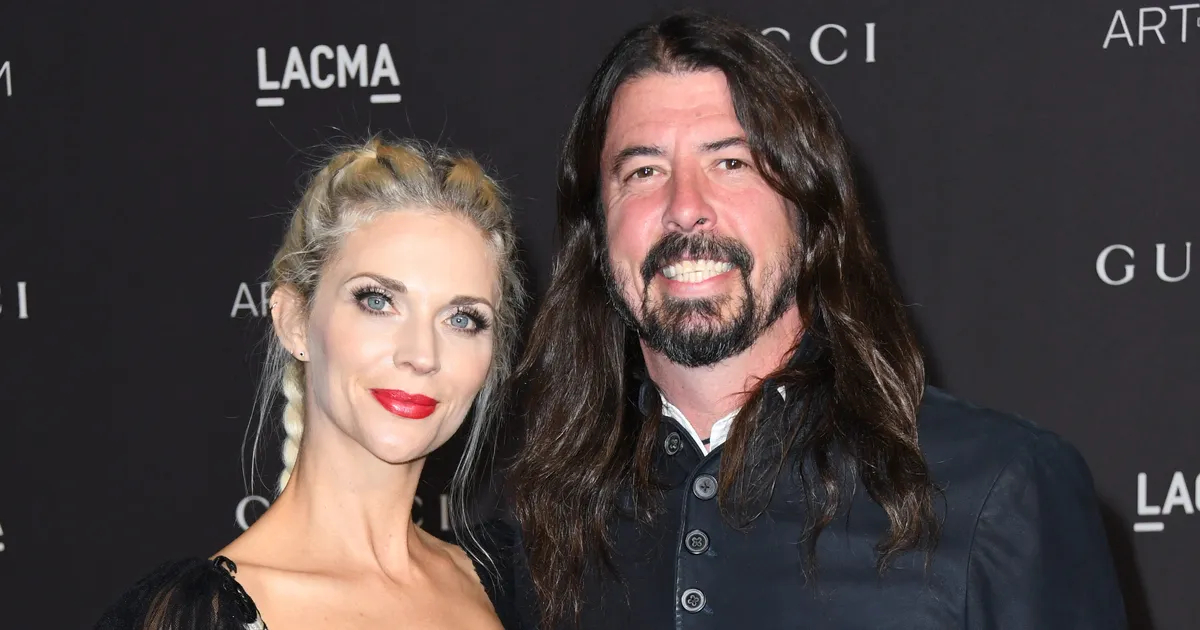 rokkstaar Dave Grohl teatas abieluvälise lapse sünnist