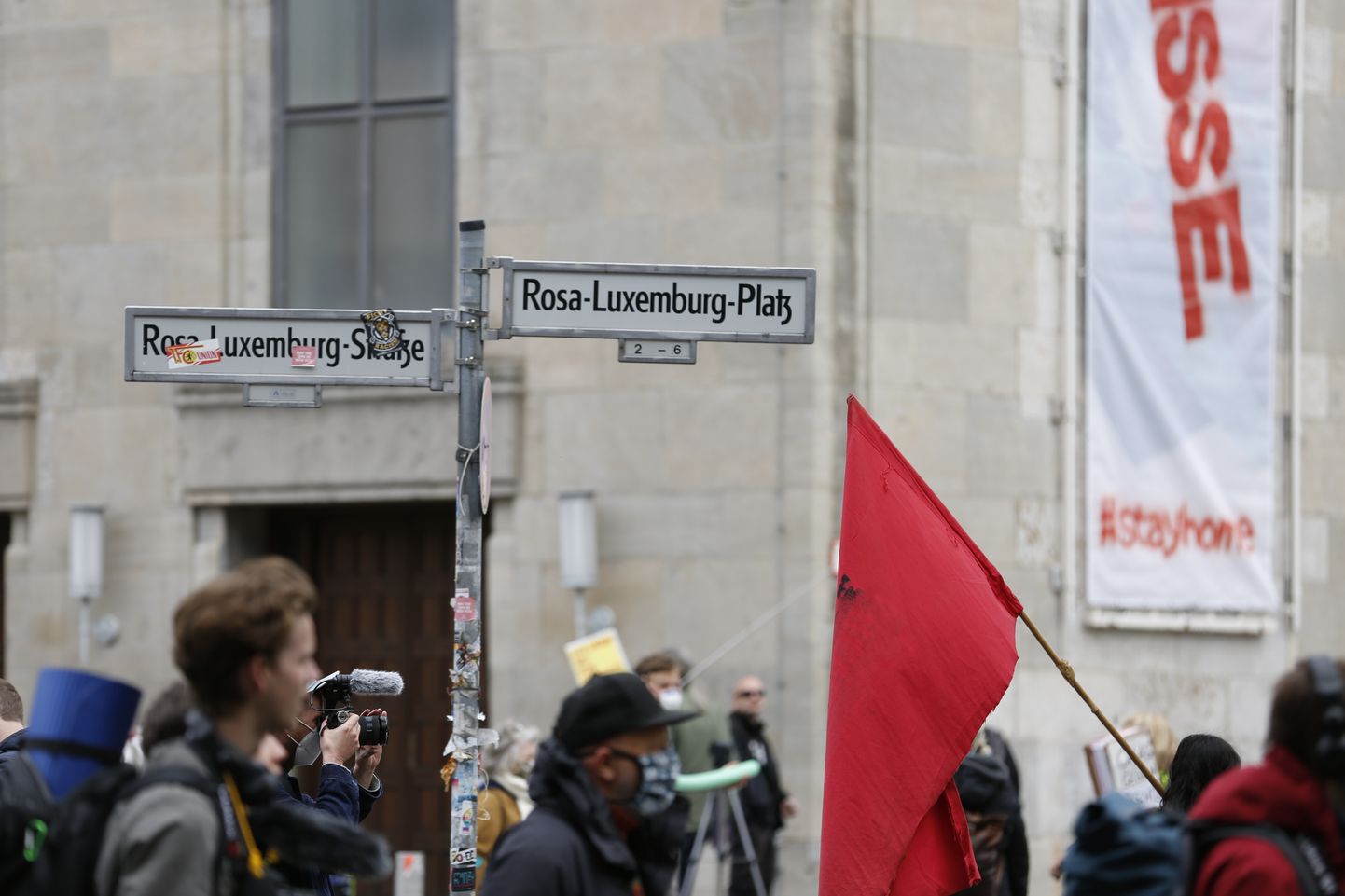 Mitmete erinevate gruppide meeleavaldus Berliinis Rosa Luxemburgi platsil 16. mai 2020.