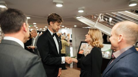 FOTO ⟩ Ar prominenču klātbūtni grandiozi aizvadīta koncertzāles "Lielais dzintars" 10 gadu jubileja