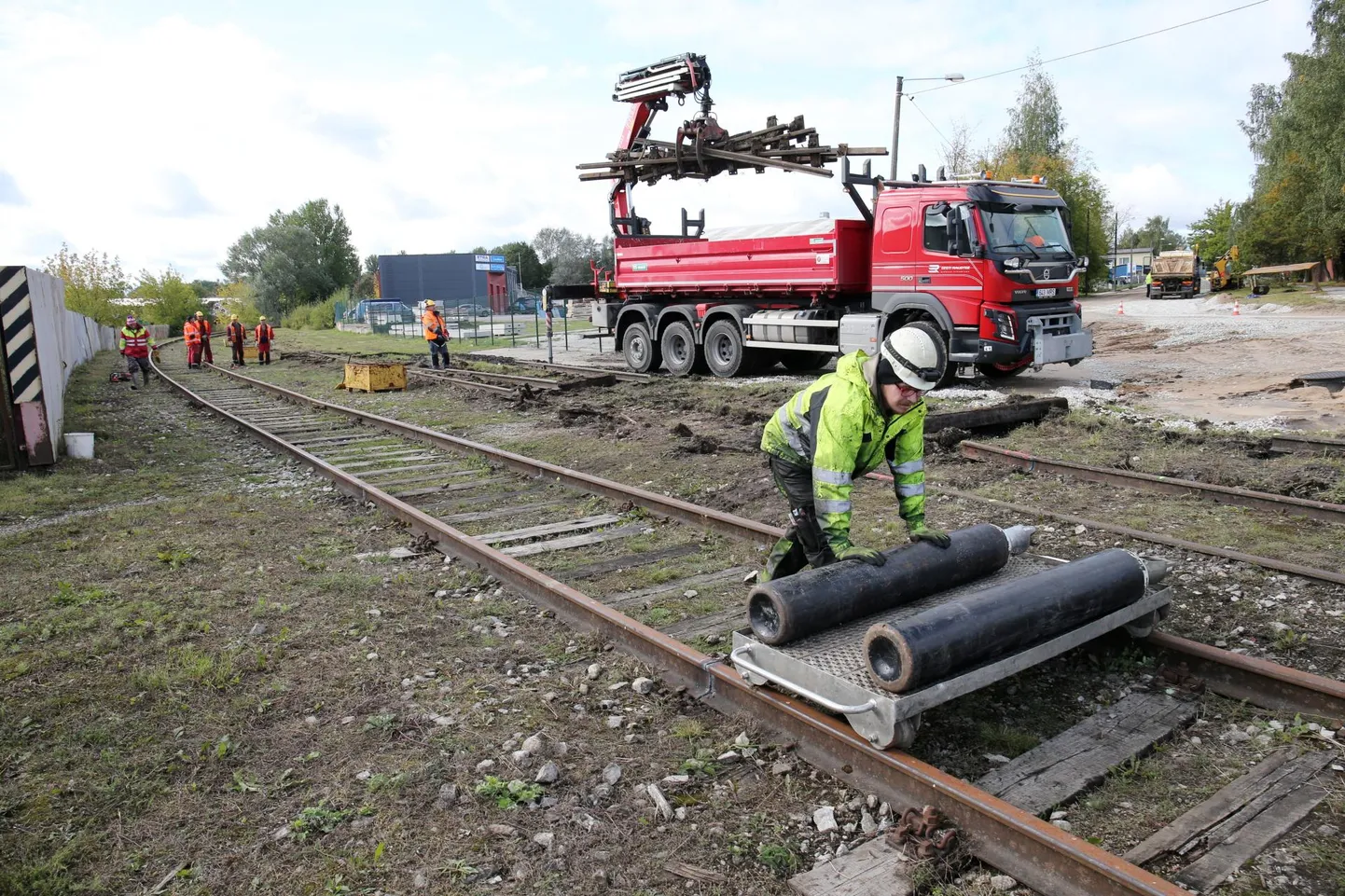 Polarwerki töötaja Valentin Razlivajev (esiplaanil) koos kolleegiga lõikasid eile keevitusega sadamaraudtee rööpaid väiksemateks tükkideks. Tagaplaanil on ametis Eesti Raudtee töötajad, kes võtsid üles Ropka linnajaos töötanud klaasivabriku, Tartu ehitusmaterjalide tehase haruraudteed.