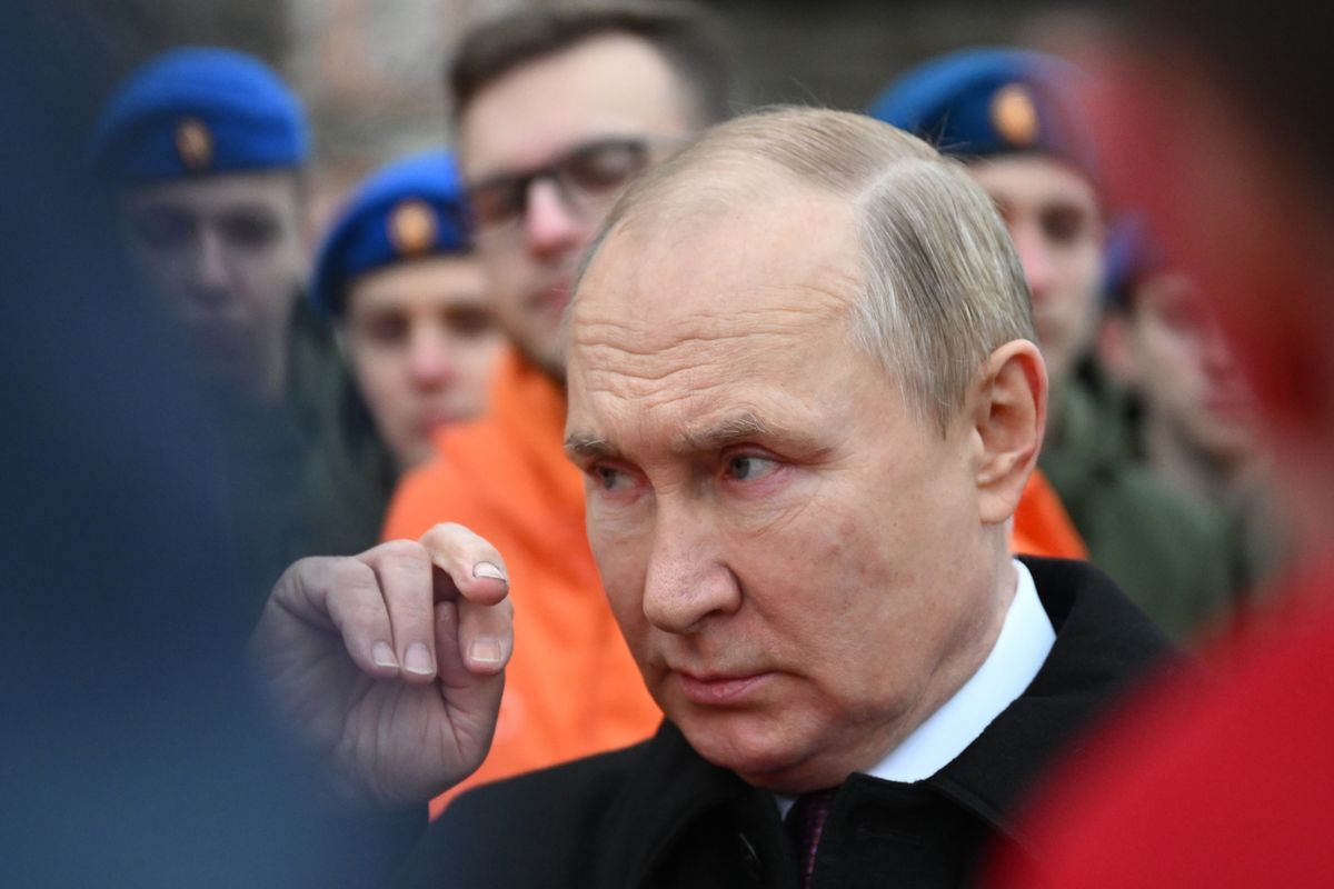 Путин общается с будущими кадровыми российскими военными на Красной площади в Москве 4 ноября 2022 года.