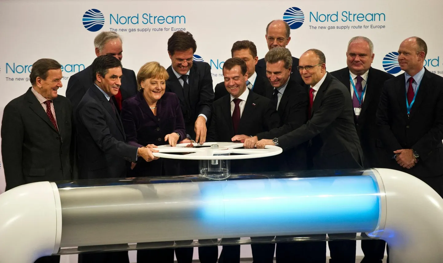 Gaasijuhtme Nord Stream 1 avamine 8. novembril 2011. Ees vasakult Nord Streami aktsionäride komitee esimees, Saksamaa endine kantsler Gerhard Schröder, Prantsusmaa peaminister François Fillon, Saksamaa kantsler Angela Merkel, Hollandi peaminister Mark Rutte, Venemaa president Dmitri Medvedev, Euroopa Liidu energiavolinik Günther Oettinger ja Mecklenburg-Vorpommerni liidumaa peaminister Erwin Sellering.