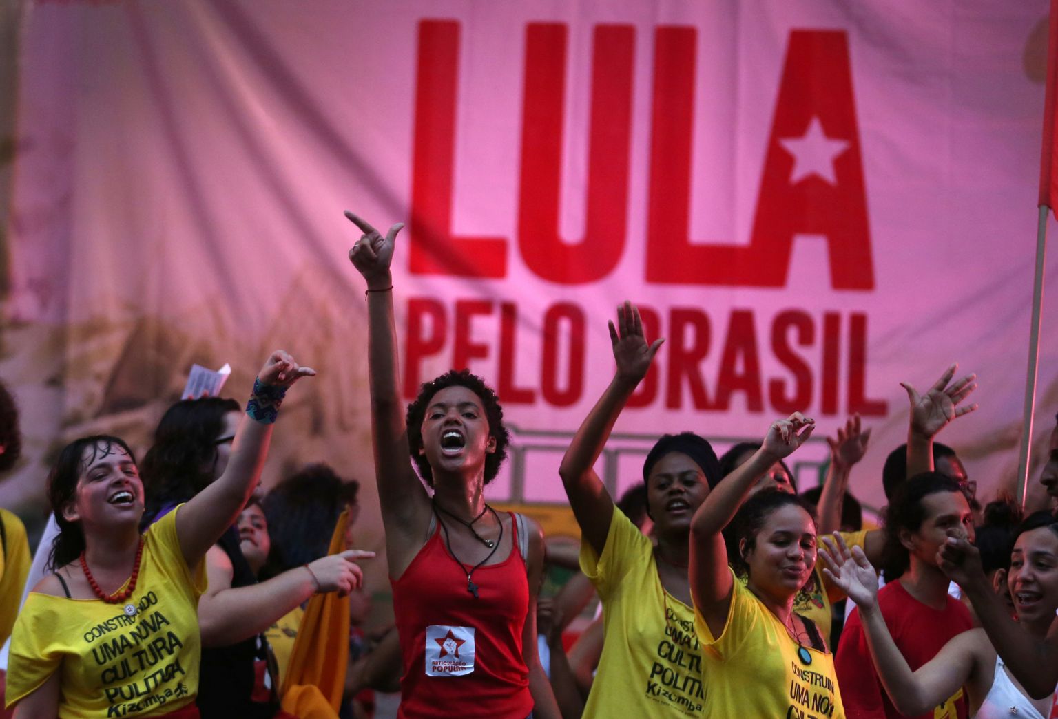 Ekspresidendi toetajad Rio de Janeiro ülikoolis 8. detsembril korraldatud üritusel.