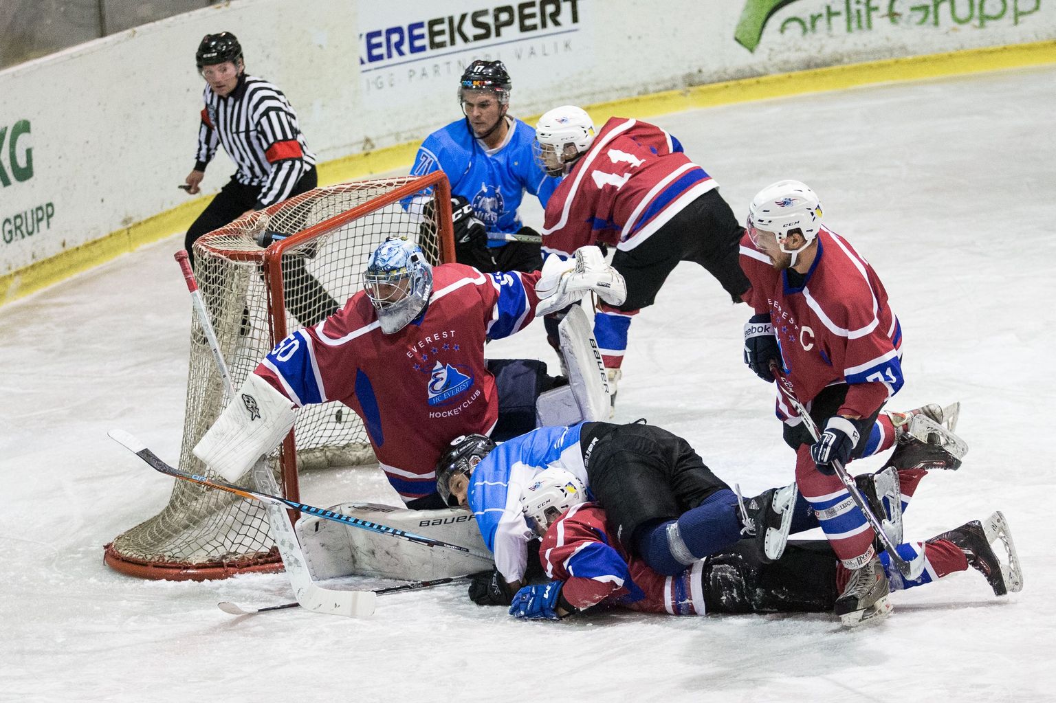 Кохтла-ярвескому "Эвересту"удалось  одержать первую победу в чемпионате Эстонии по хокеею: со счетом 5:2 был повержен таллиннский "Викинг".