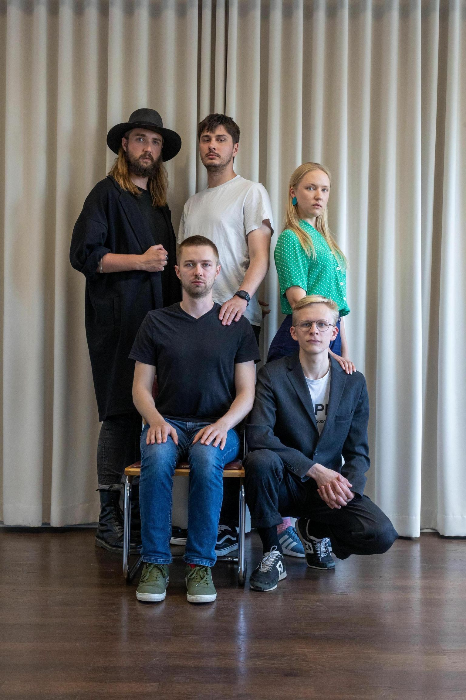 Paide teater koosseisus Jan Teevet (tagareas vasakult), Kirill Havanski, Maria Paiste, Johannes Richard Sepping (ees vasakult) ja Oliver Issak lõpetavad oma töö täna.