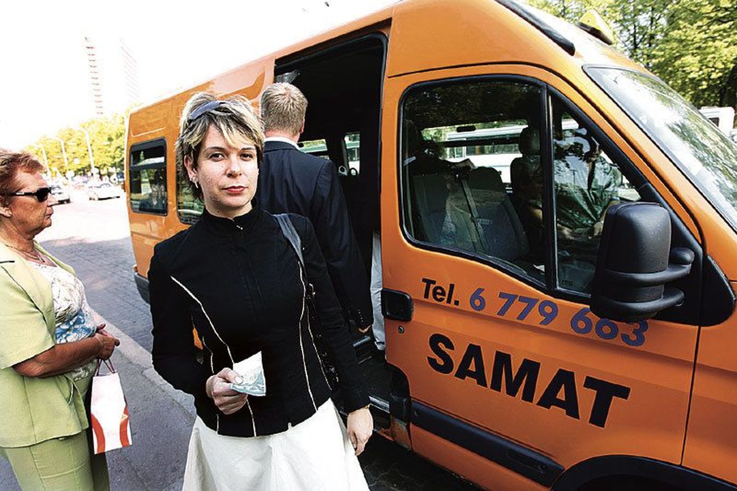 Iga päev Sakust 18 kilomeetri kaugusel Tallinna tööle käiv Marja Vaba kulutab koos linnas koolis käiva pojaga transpordi peale päevas 100 krooni, 25 krooni ots.