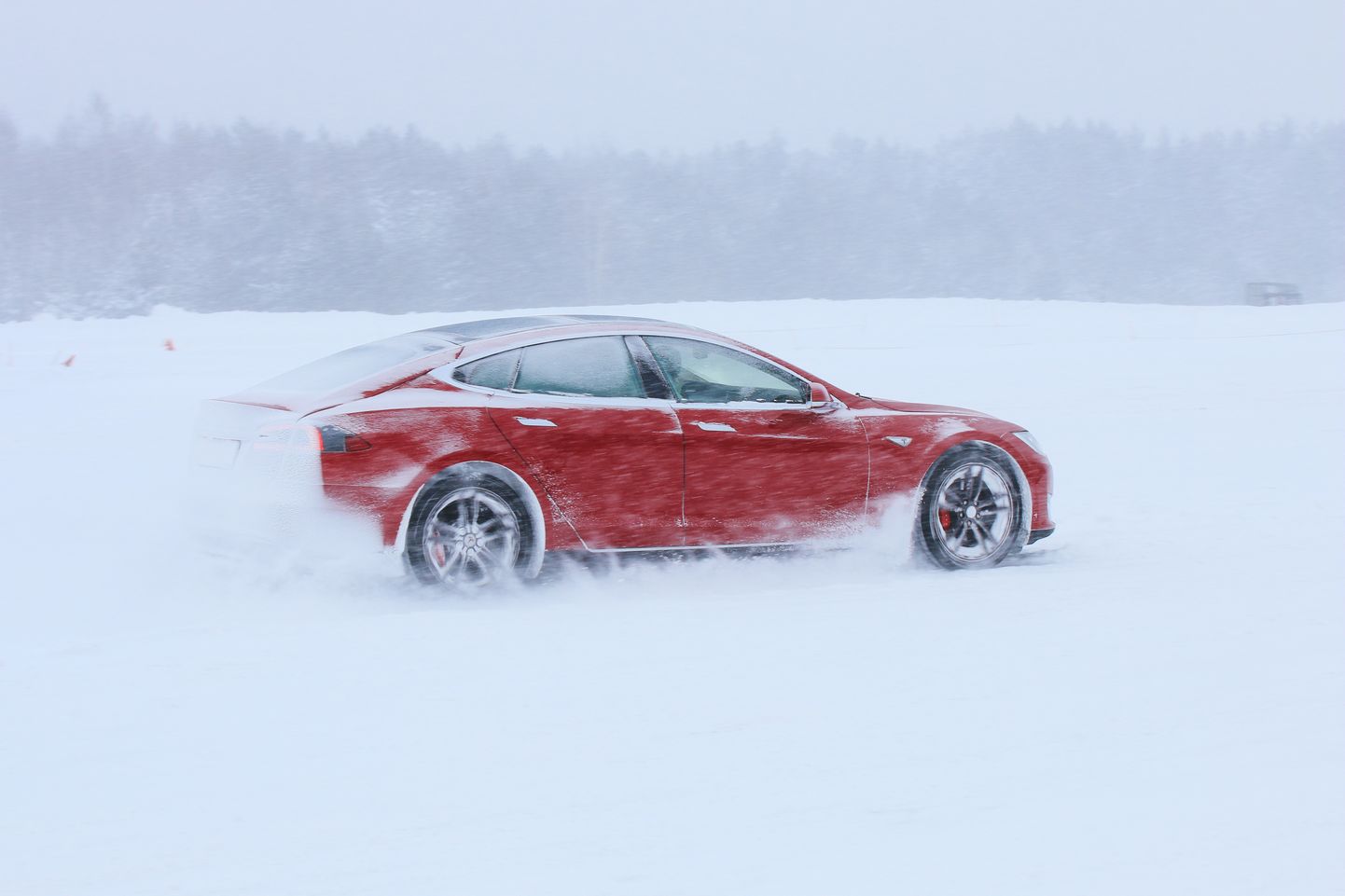 Elektroauto Tesla Model S ziemā