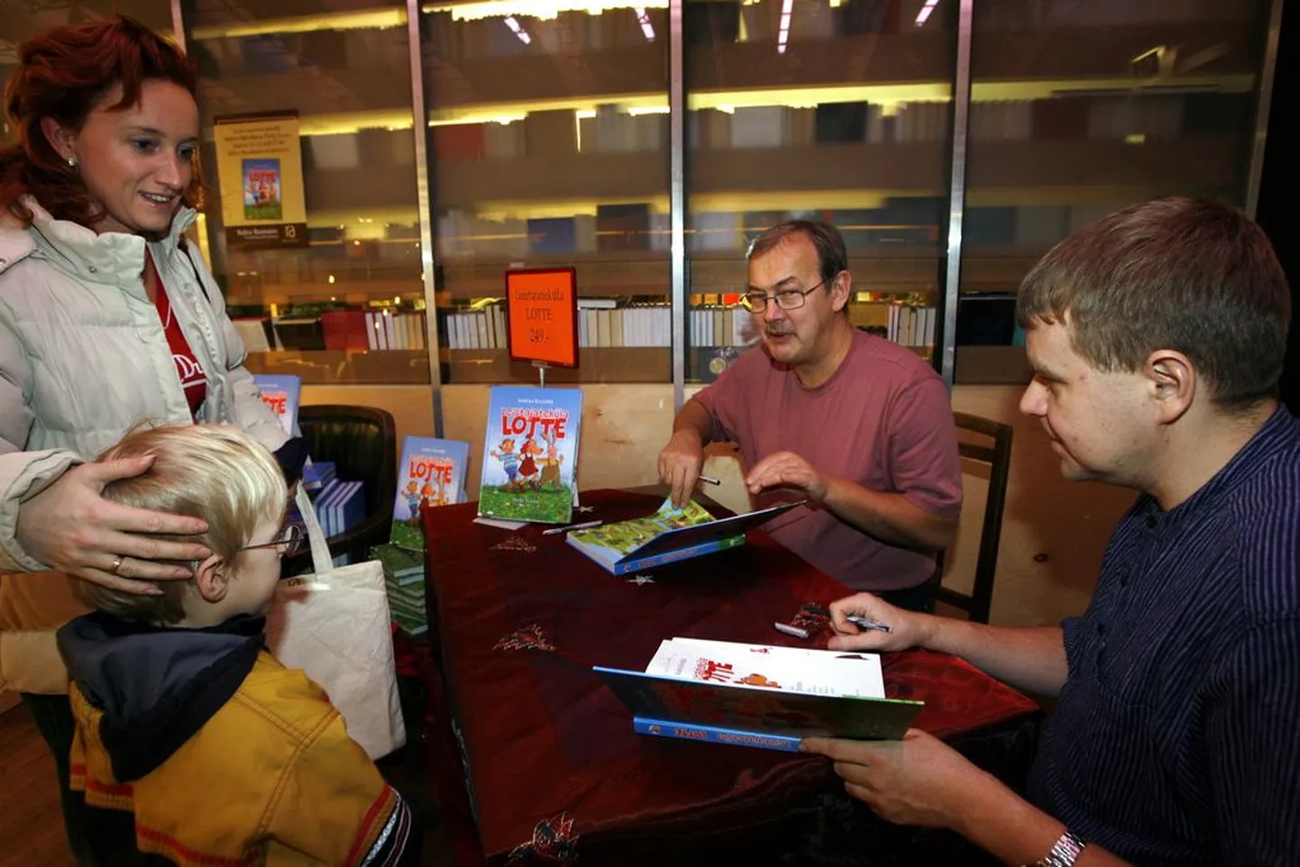 Kirjanik Andrus Kivirähk (paremal) ning joonisfilmiguru Heiki Ernits Viru keskuse Rahva Raamatus Lotte raamatu esitlusel autogramme jagamas.