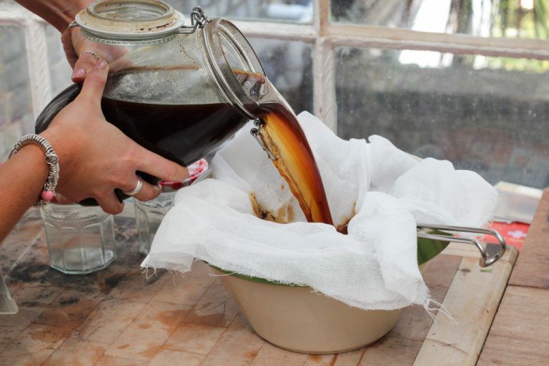 Külmas vees leotatud kohvi tuleb valada läbi sõela või marli, et kohvipaks sellele pidama jääks.