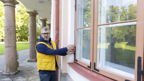FOTOD ⟩ Lapsed ei pea enam külma taluma, mõisakool sai aknad korda