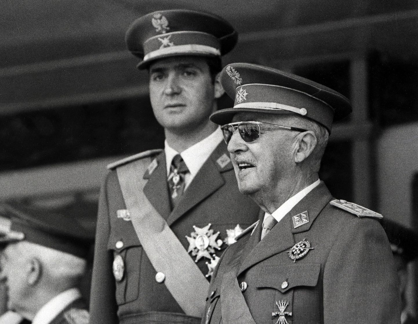 Toonane prints Juan Carlos ja Francisco Franco 1971. aastal Madridis paraadi vaatamas.