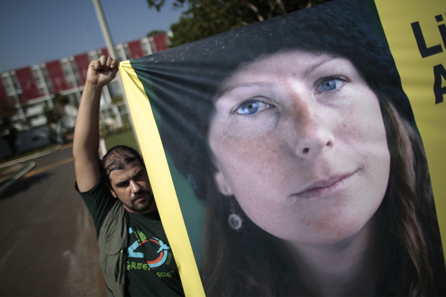 Greenpeace'i aktivist hoidmas Ana Paul Macieli plakatit Vene saatkonna ees Brasiilias.