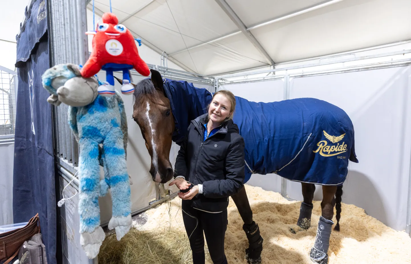 Kes Unibet Arena kõrvale rajatud tallides ringi liigub, saab My Relanderi esindushobuse Experti juurde jõudes täna ukse kõrval rippuvale Pariisi olümpia maskotile kohe aru, et tegu on olümpiahobusega.