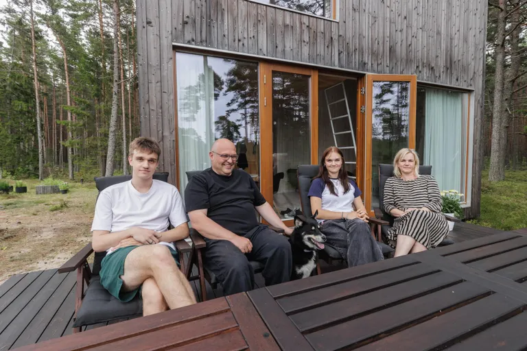 Perekond Ojari ehk Aleksander, Andres, Katarina, Triin ja nende keskel kõigi lemmikkoer Kusti.