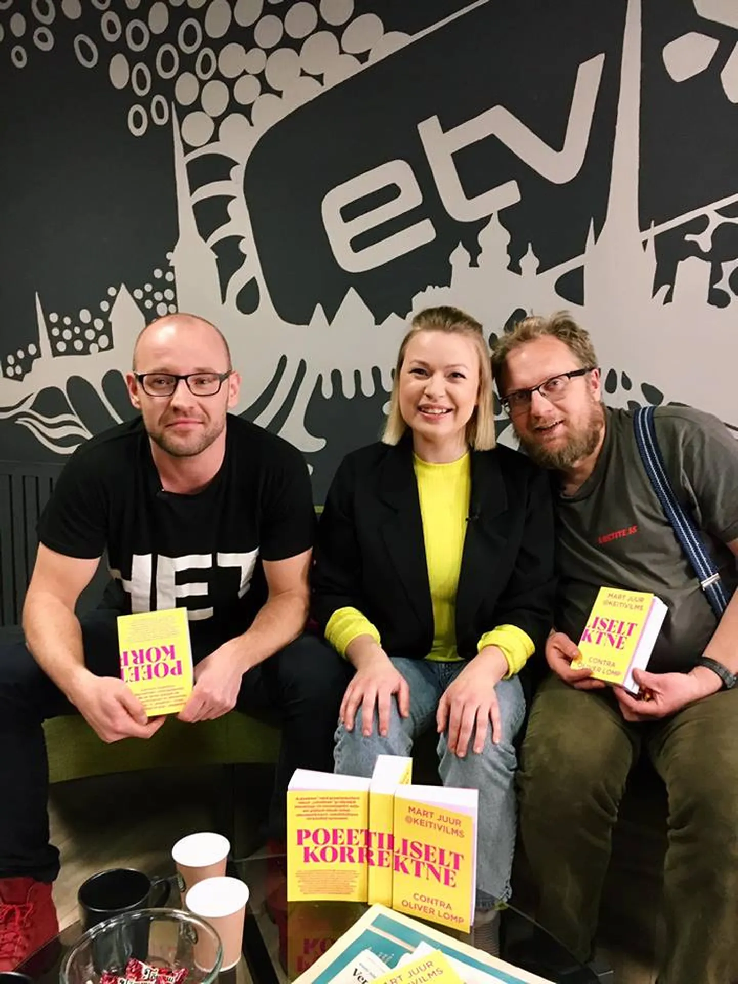 Kalambuurikogu «Poeetiliselt korrektne» autorid Oliver Lomp, Keiti Vilms ja Contra. PIldilt puudub Mart Juur.