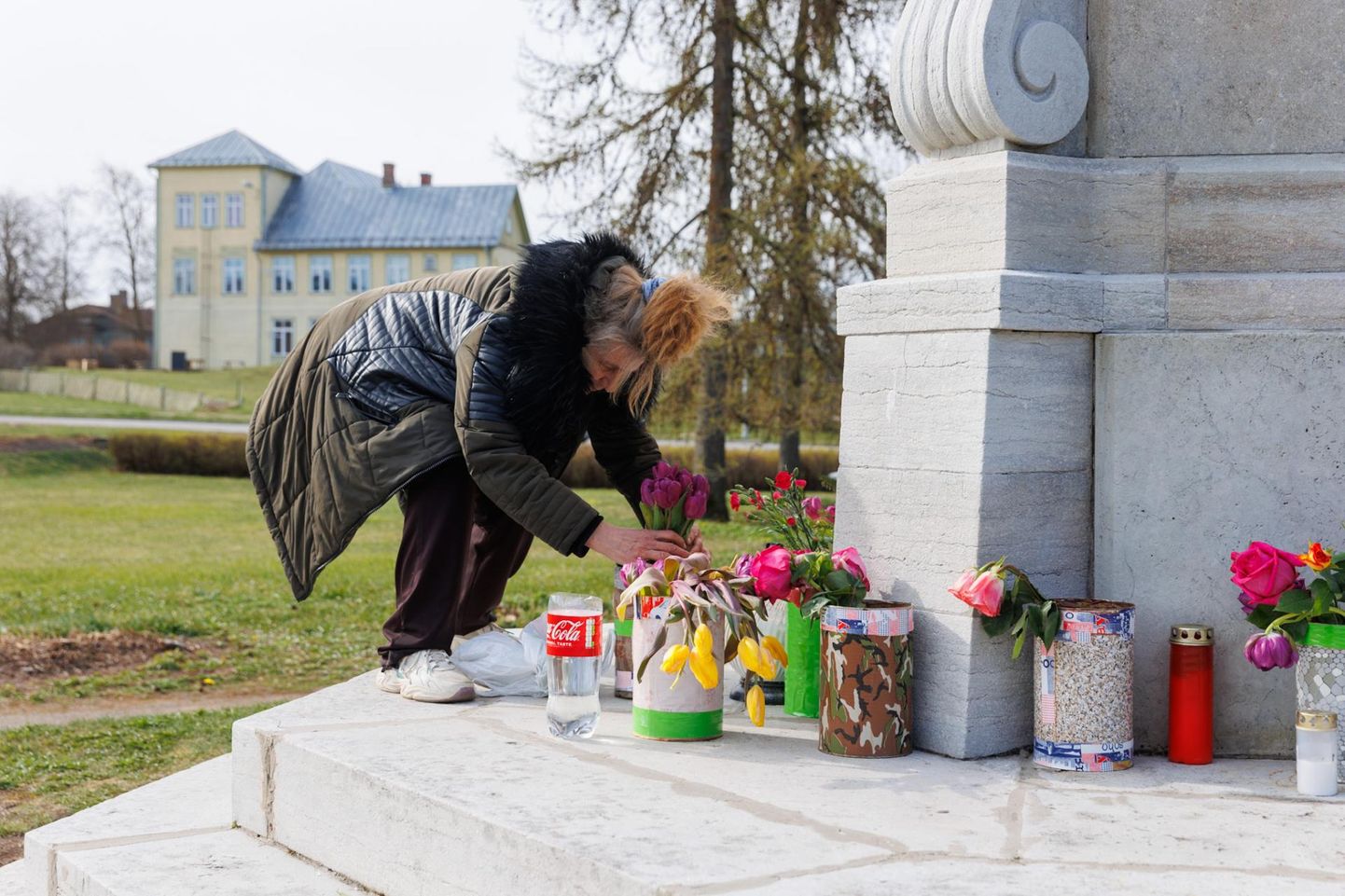 Lilled Rakvere punamonumendi juures. Monumendi juures askeldas Nadežda Raždorskaja.