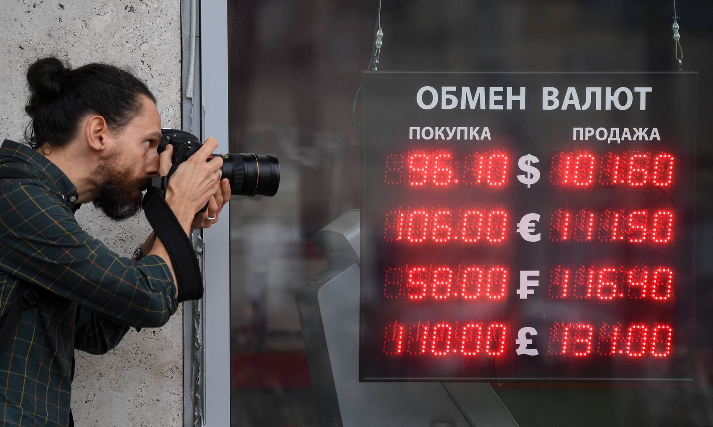 Venemaa keskpank tõstis laenamise hinna teisipäeval 12 protsendi tasemele, lootuses rubla odavnemist peatada.