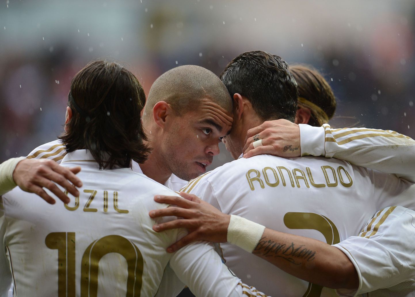 Real Madridi mängijad Özil, Pepe ja Ronaldo väravat tähistamas.
